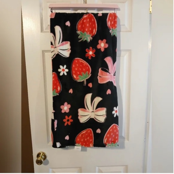 Betsey Johnson NWT Strawberry & Bow 50 ×60 Inch Plush Throw - Picture 2 of 2